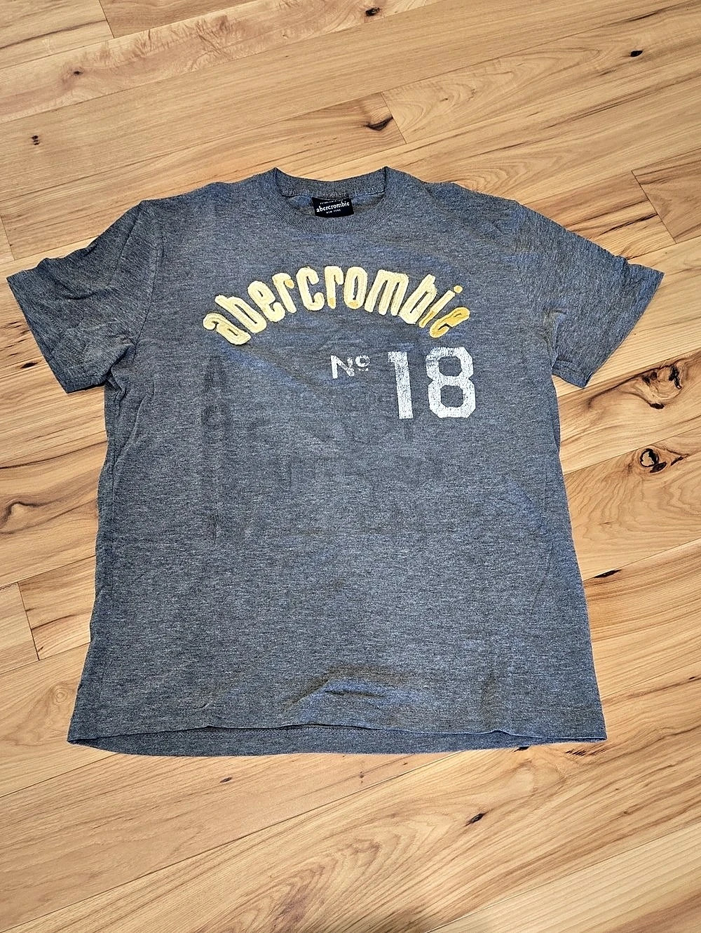 Abercrombie & Fitch No. 18 graphic tee Graphic Tee in Gray & Yellow Size Medium